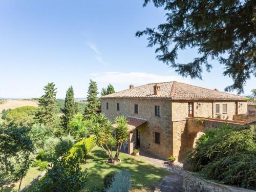 渥尔特拉Lavish Holiday Home in Volterra with Pool的享有带花园的别墅的外部景致