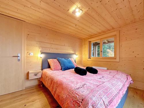 拉茨欧马兹Chalet a Didi - Alps Paradise - 4 Vallees的小木屋内一间卧室,配有一张床