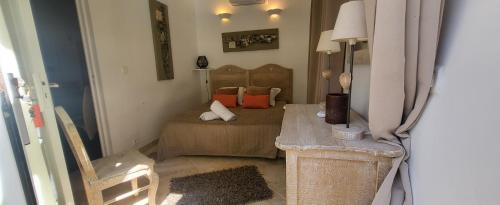 博尼法乔Petra-Bianca的一间小卧室,配有一张床和一把椅子