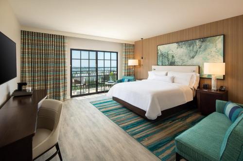 卡尔斯巴德The Westin Carlsbad Resort & Spa的酒店客房,配有床和沙发