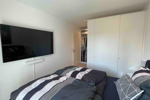 韦瑟灵Luxus Wohnung Köln/Phantasialand/Bonn/ Messe的一间卧室配有一张床和一台平面电视