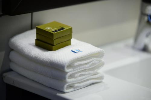 布鲁塞尔赫尔梅特酒店的一堆毛巾,上面有盒子