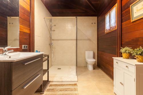 克尤伯厄拉斯Wood House Massaranduba的带淋浴、盥洗盆和卫生间的浴室