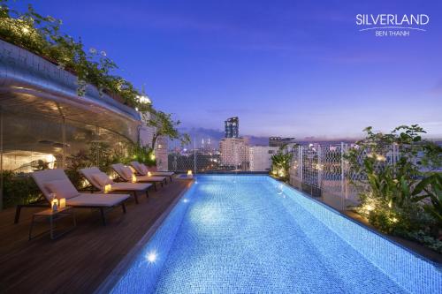 胡志明市Silverland Bến Thành的建筑物屋顶上的游泳池