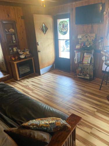 LogansportMorels on the Wabash的客厅铺有木地板,配有沙发。
