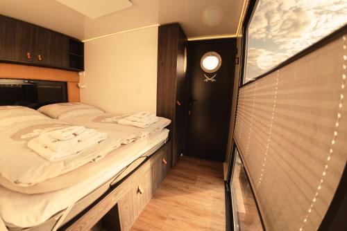 巴特萨罗皮斯库夫TRAUMZEITBOOT auf dem Scharmützelsee Bad Saarow的客房设有两张床和窗户。