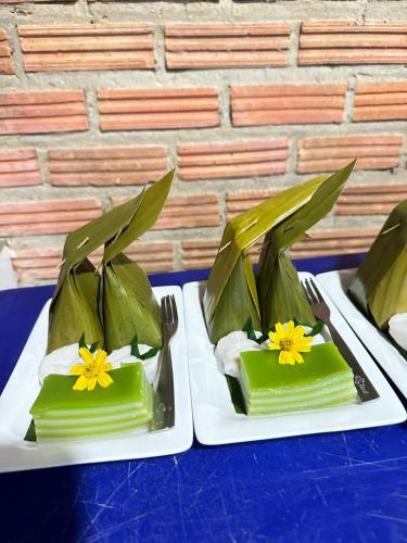 乌泰他尼府Ban Suweena的两盘食物,上面有黄色花朵
