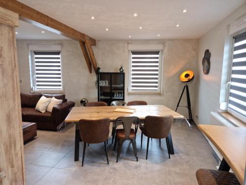 SundhouseAppartement, proche Europa-Park Colmar Strasbourg的客厅配有木桌和椅子