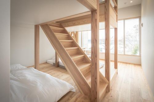 IeuraTeshima ESPOIR PARK的一间卧室设有通往一张床的木制楼梯