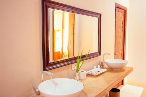 基济姆卡济Mandarin Resort Zanzibar的一间带水槽和镜子的浴室