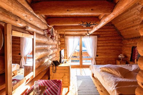 巴亚斯普列Turist Suior Cota 1000的小木屋内的卧室,配有床和窗户