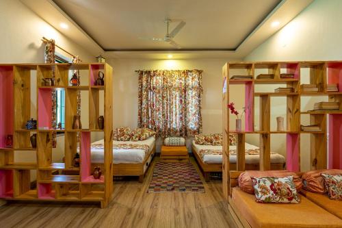 斋浦尔GiriSadan Organic Farm Retreat & Botanical Forest的客房设有双层床和沙发。