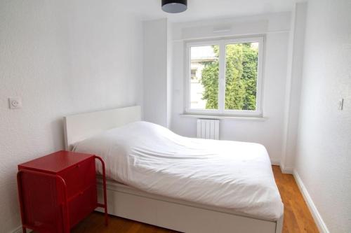斯特拉斯堡Le Gutenberg - Joli T2 dans le Carré d'Or的一间小卧室,配有白色的床和窗户