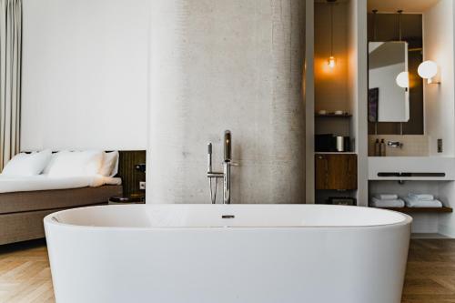 阿姆斯特丹Hotel Pontsteiger的一间位于客房内的带白色浴缸的浴室