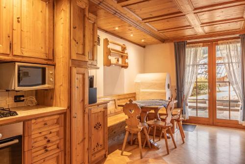 科尔蒂纳丹佩佐Casa Lacedel 2, on ski slopes的一间厨房,里面配有桌椅