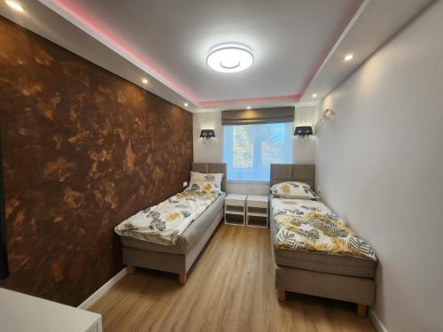 弗罗茨瓦夫HouseCube, Bar , prywatne Kino, Bilard , Luxus的客房设有两张床和窗户。