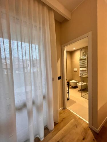 特伦托美利坚酒店的一间带卫生间和窗户的浴室