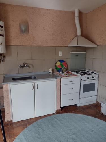 迈普Maipú soñado的厨房配有白色橱柜和炉灶烤箱。