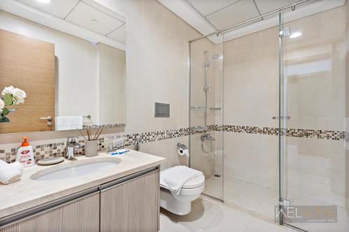 阿布扎比WelHome - Luxury Apt Close to Yas Water and Ferrari World的带淋浴、卫生间和盥洗盆的浴室