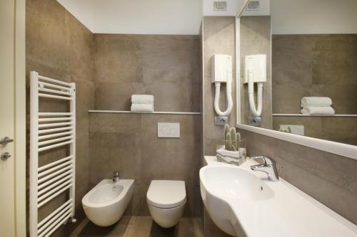 佛罗伦萨高尔夫酒店的浴室配有盥洗盆、卫生间和浴缸。