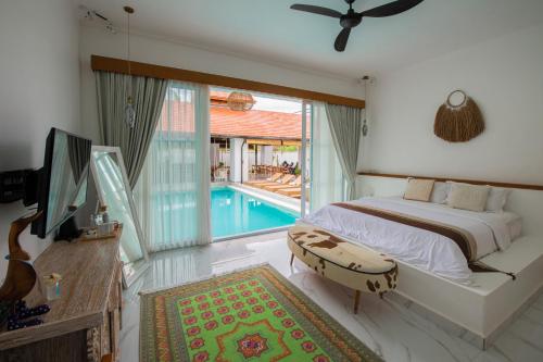 克拉玛斯Keramas Moonlight Villa的一间卧室设有一张床和一个游泳池