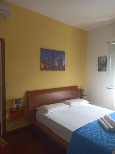 帕尔马Stanza Maggiore的卧室配有一张床,墙上挂着一幅画