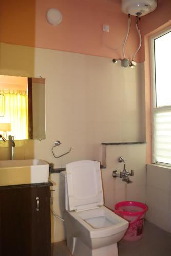 蒂鲁瓦纳马莱Da Mantra House的浴室配有白色卫生间和盥洗盆。