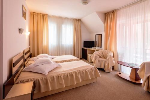 巴亚斯普列Turist Suior Baza的一间卧室配有一张床、一张书桌和一台电视