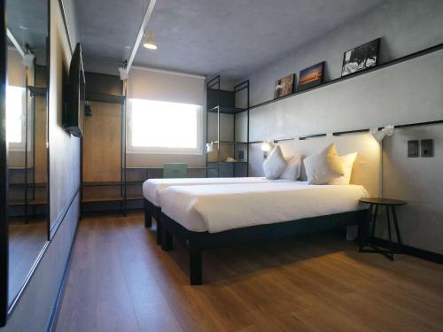 卡斯特尔德费尔斯巴塞罗那卡斯特尔德菲尔宜必思酒店的卧室配有一张白色大床