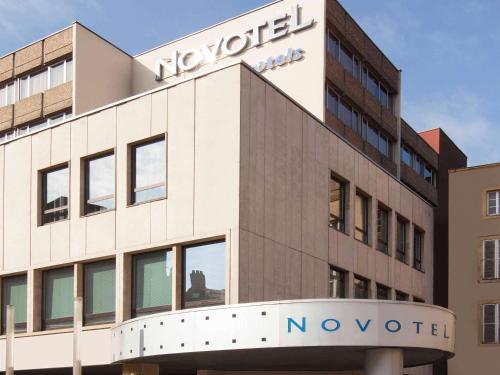 梅斯诺沃特梅兹中央酒店的上面有新 ⁇ 的标志的建筑