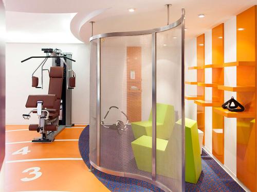 梅斯诺沃特梅兹中央酒店的一间健身房,在房间内配有玻璃淋浴间