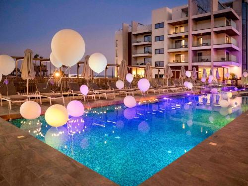 拉纳卡Mercure Larnaca Beach Resort的水中带有气球的酒店游泳池