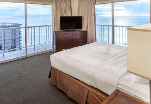 拉海纳Hilton Vacation Club Ka'anapali Beach Maui的酒店客房,配有床和电视