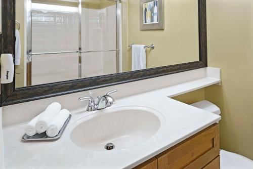 代托纳海滩Hilton Vacation Club Daytona Beach Regency的一间带水槽和镜子的浴室