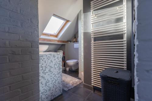 瓦夫尔Chez LyLy的一间带卫生间和窗户的浴室