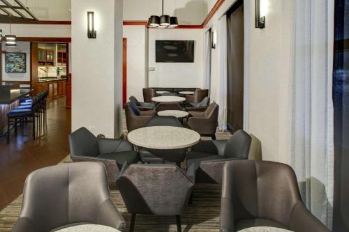 俄克拉何马城俄克拉荷马城机场凯悦酒店的一间设有桌椅的等候室