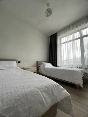 乔克-塔尔Palm_beach的酒店客房设有两张床和窗户。