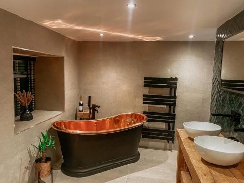 切斯特菲尔德Bulls Head - Holymoorside的浴室配有浴缸、盥洗盆和卫生间