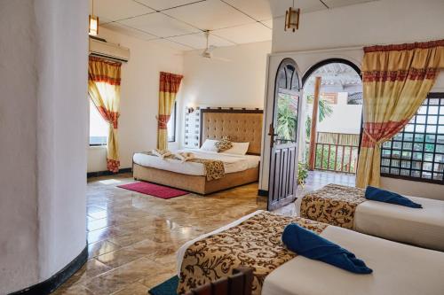 阿鲁甘湾Arugambay Surf Resort的酒店客房带两张床和两个窗户