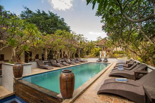 蓝梦岛Tropical Garden by TANIS的一个带躺椅的游泳池,一个度假村