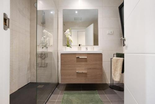 维拉韦德The Garden Secret的浴室配有盥洗盆和带镜子的淋浴