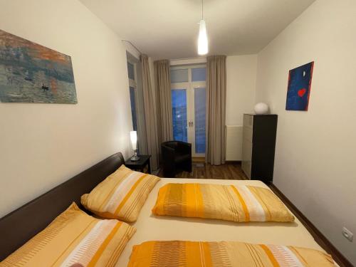 高塔特拉山Štrbské Pleso rezidencia Oliver - apartmán 8的一间卧室设有两张床和窗户。