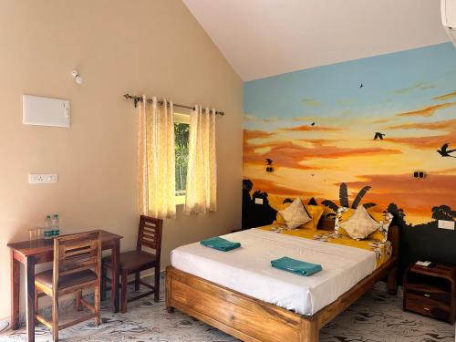 波戈马洛James Guesthouse的卧室配有一张床,墙上挂有绘画作品