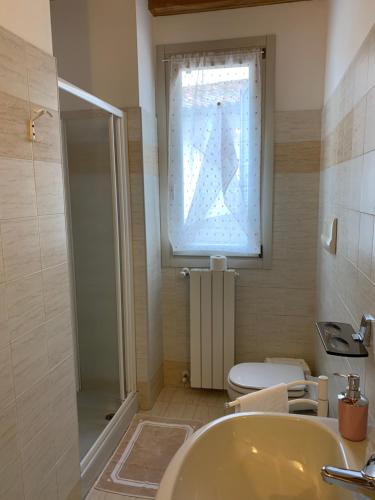 奥里奥阿塞里奥Apartment Orio 2的一间带水槽和卫生间的浴室以及窗户。