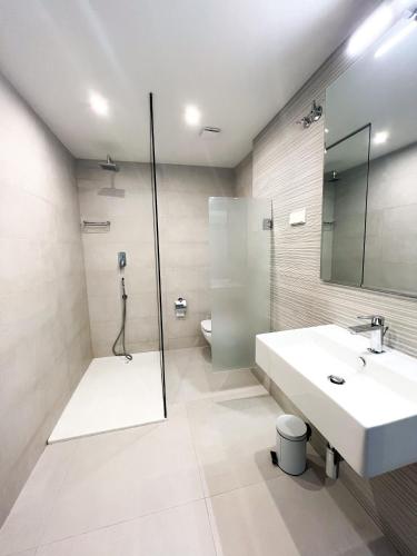伊维萨镇Botafoch Luxury Room的一间带水槽和淋浴的浴室