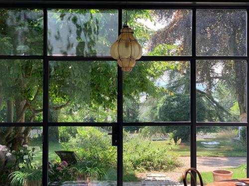 尼翁'Le Petit Clos Suites'- Charming Garden Villa on Leman Lake的享有庭院景致的开放式窗户