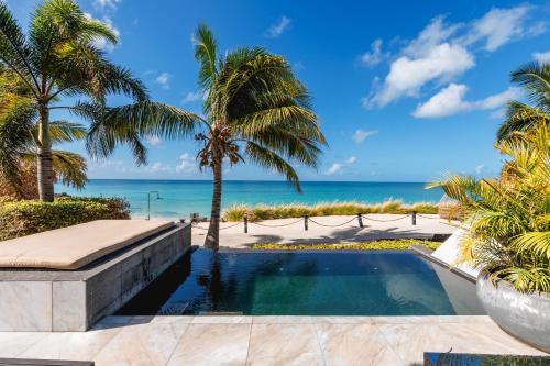 BolansTamarind Hills Resort & Villas的海滩背景游泳池
