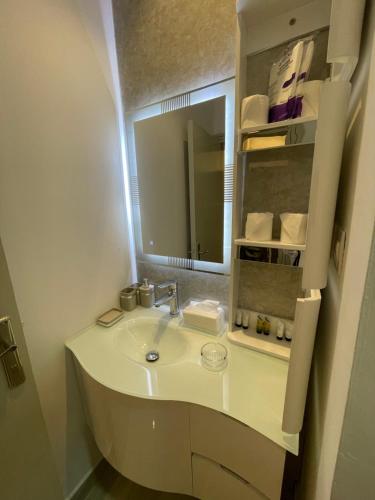 利雅德Riyadh modern studio的一间带水槽和镜子的浴室