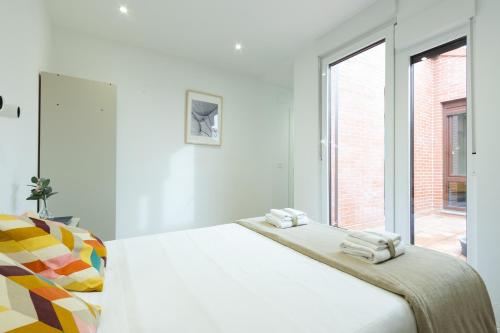帕伦西亚INSIDEHOME Apartments - La Casita de Álex的白色的卧室设有床和窗户