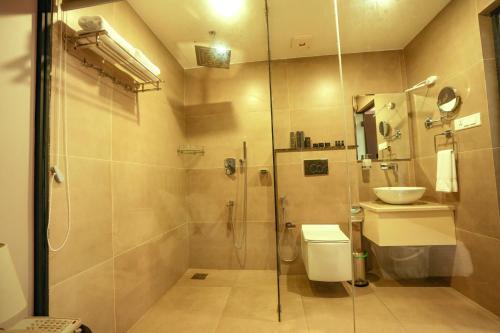 KakkadampoyilMisty Queen By Dimora Hotels的带淋浴、卫生间和盥洗盆的浴室